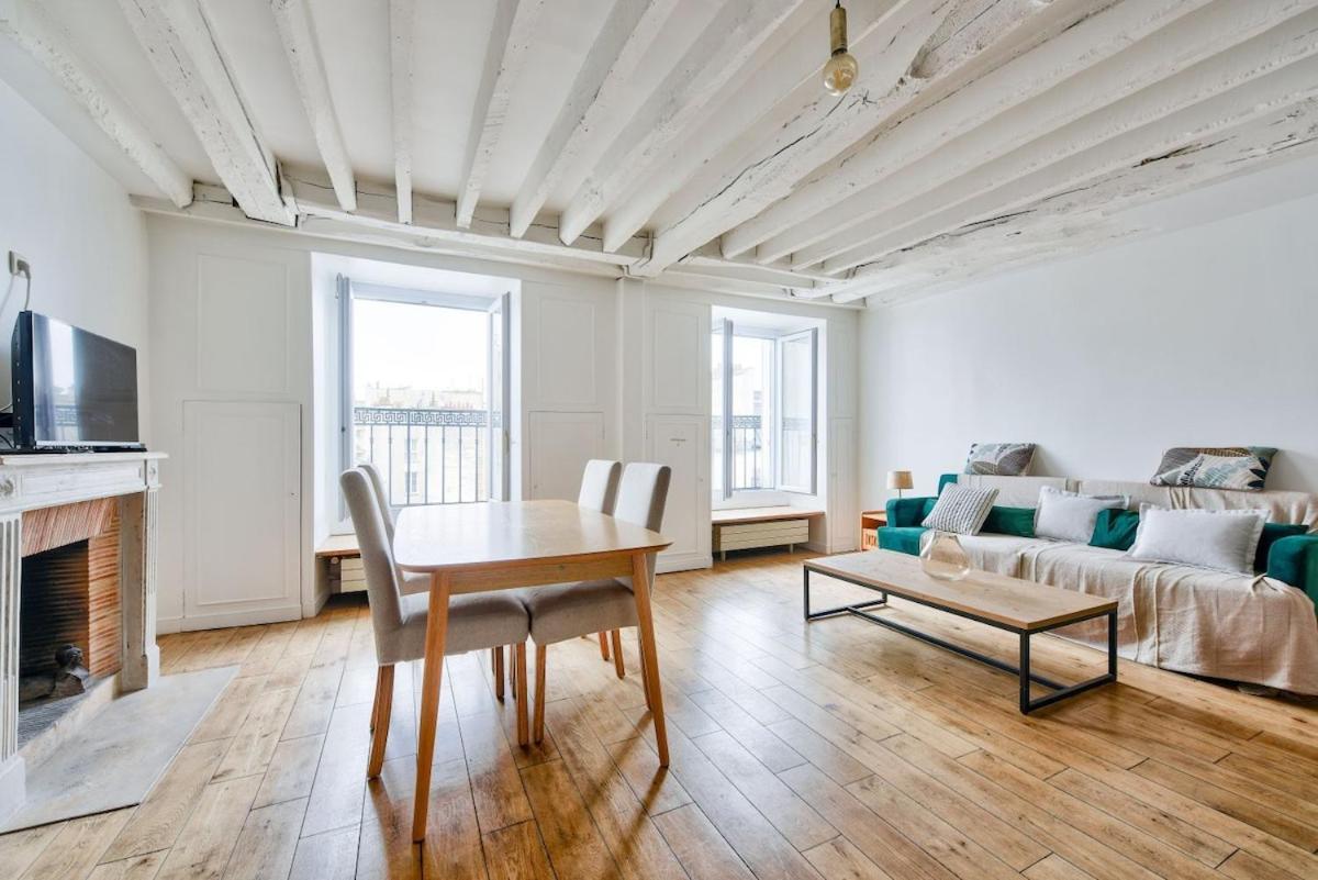 Apartment Superb T2 Haussmanien Avec Balcon A 10min Des Galeries Lafayette Paris